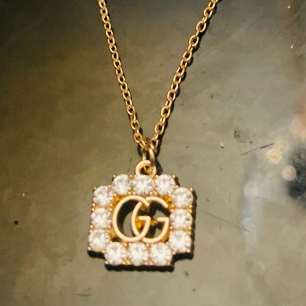 Stunning Gucci Crystal Framed GG pendant with Free vintage Chain - Picture 4 of 5